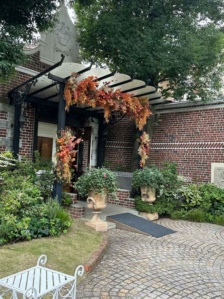 こちらが入り口です。四季によって雰囲気を変えているらしく、今はハロウィン使用