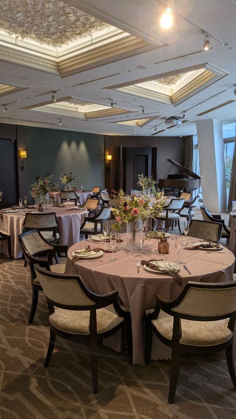 落ち着いた雰囲気で、大きな窓もあり開放感のある披露宴会場。