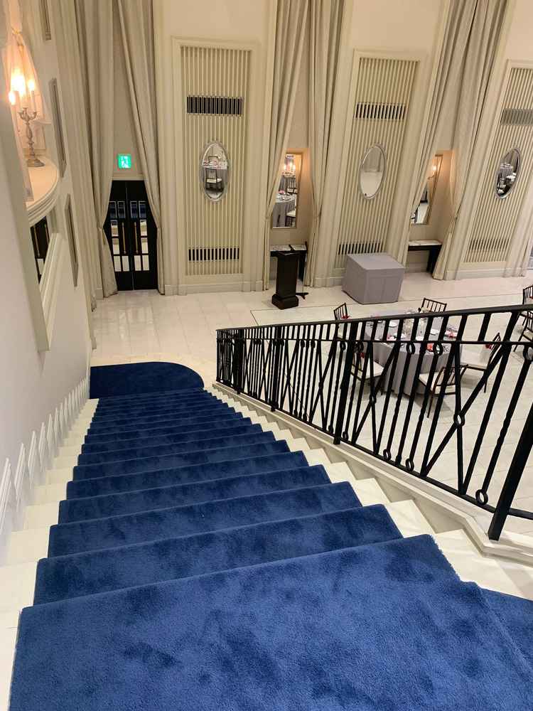 披露宴会場の階段上から。青いカーペットが素敵