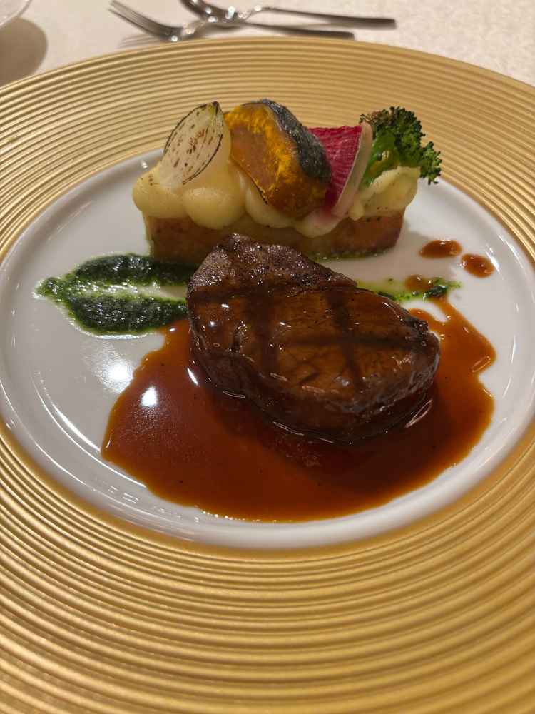 試食の写真です。どの料理も温かい状態で出していただき、味もとても美味しかったです。