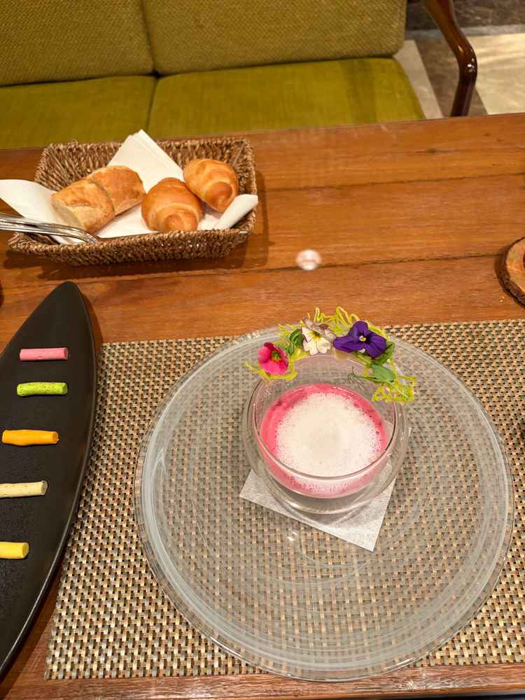 季節のスープと焼きたてパン、様々な味わいのバター。特にスープが絶品。季節に合ったものを提供される。