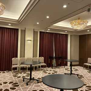 少人数にも対応しているアットホームな雰囲気の披露宴会場。