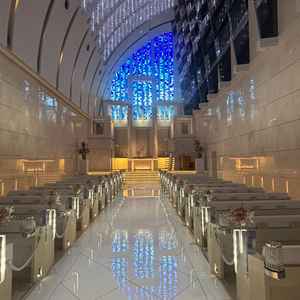 青色を用いたチャペル。白と青のコントラストや照明が相まってとても綺麗でした。