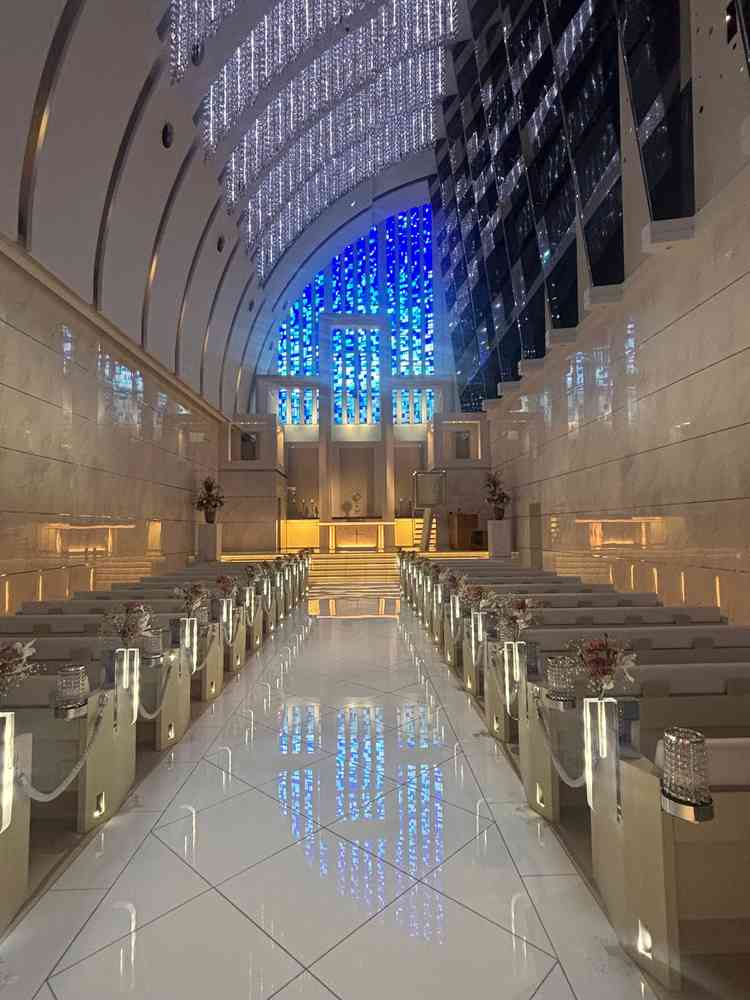 青色を用いたチャペル。白と青のコントラストや照明が相まってとても綺麗でした。