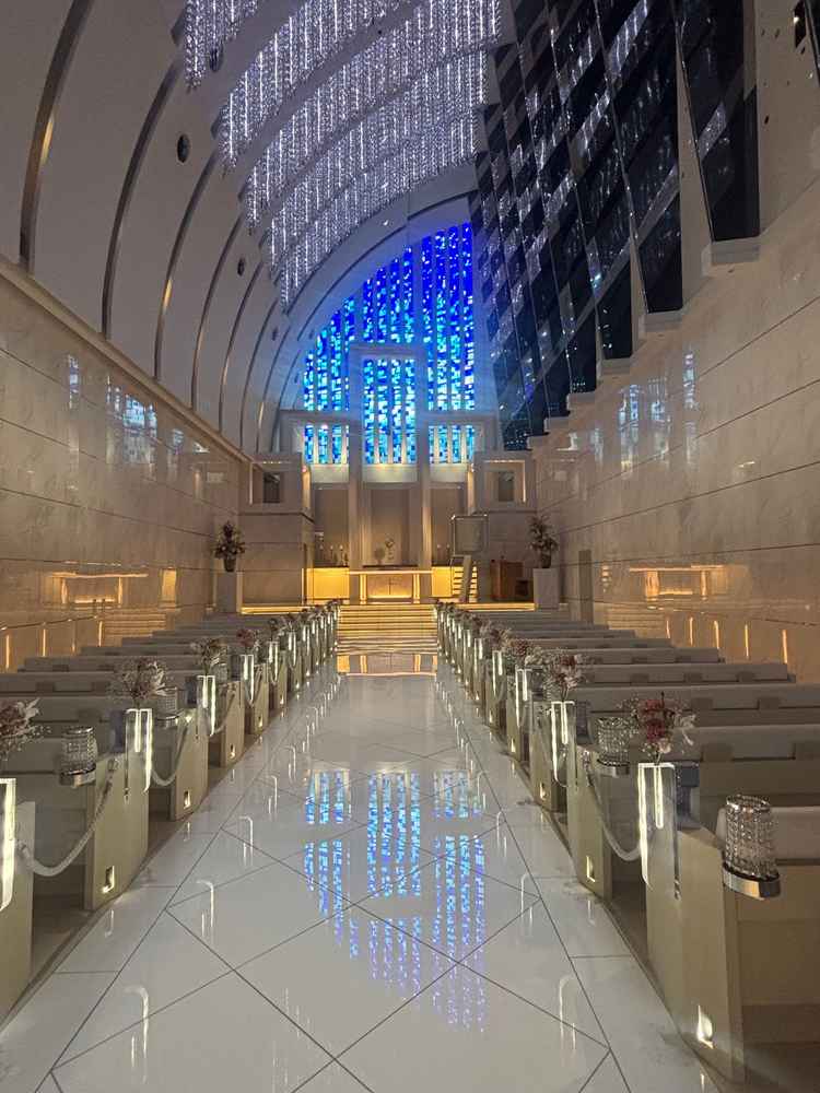 青色を用いたチャペル。白と青のコントラストや照明が相まってとても綺麗でした。