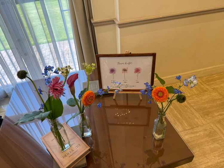 披露宴会場を見学した時にプランナーさんがサプライズで置いてくれたお花