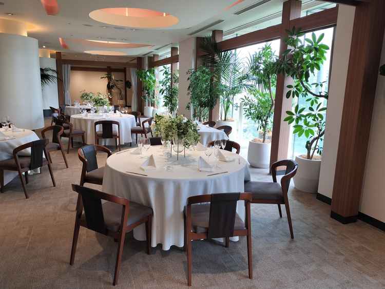 披露宴会場その1。少人数制にも対応しているので良かったです。