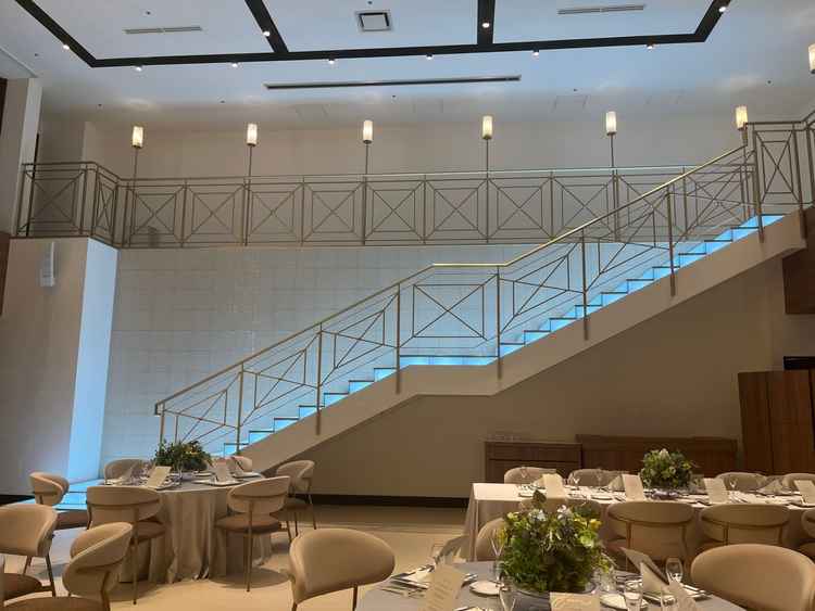 階段入場。階段もライトアップ。