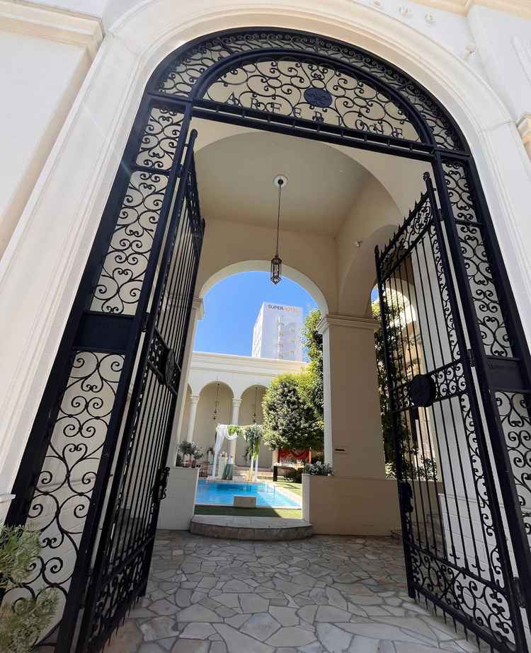 入り口の門から見えるガーデンのプールはとてもおしゃれだった。入り口からお姫様気分を味わえる空間だった