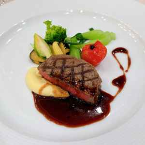 コース料理メインの和牛のフィレステーキ