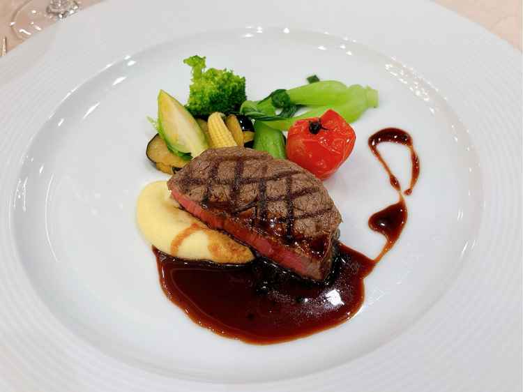 コース料理メインの和牛のフィレステーキ