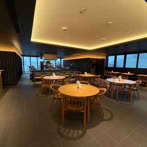中規模の会場。着席だと25〜30名程度の式が可能。大会場使用時はここが待合スペースになる。