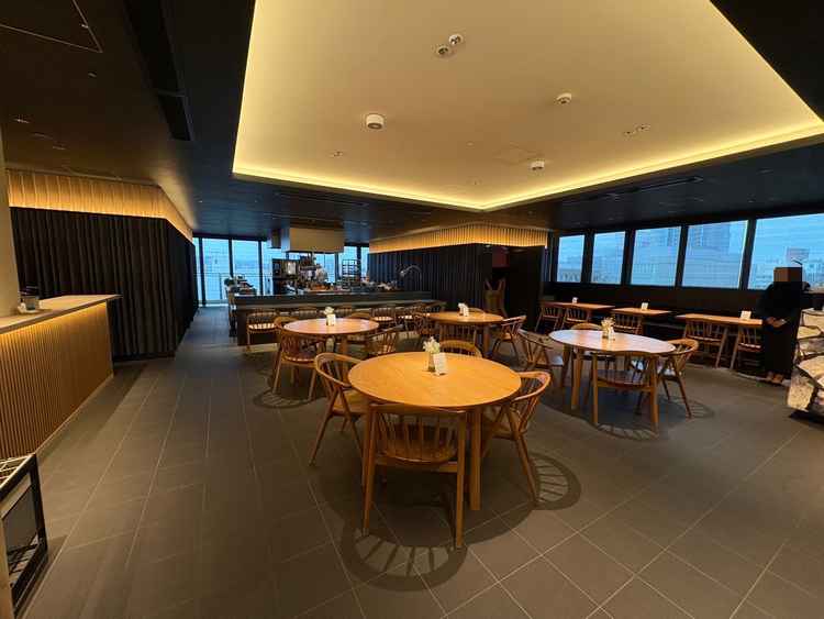 中規模の会場。着席だと25〜30名程度の式が可能。大会場使用時はここが待合スペースになる。