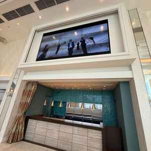 披露宴会場のオープンキッチンと、デジタルモニター。部屋が明るくても画面が見え、料理も冷めずに提供可能