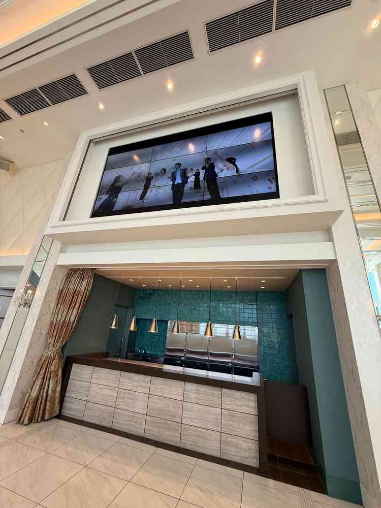 披露宴会場のオープンキッチンと、デジタルモニター。部屋が明るくても画面が見え、料理も冷めずに提供可能