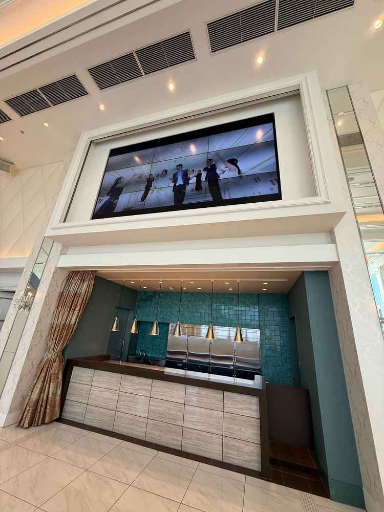 披露宴会場のオープンキッチンと、デジタルモニター。部屋が明るくても画面が見え、料理も冷めずに提供可能