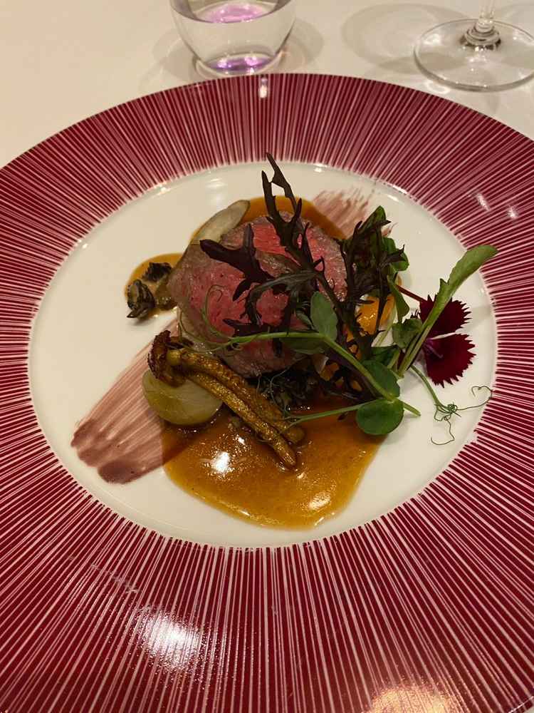 メインのステーキ。思わず写真を撮りたくなるものばかりです。シェフとお料理の内容も決められるようです。