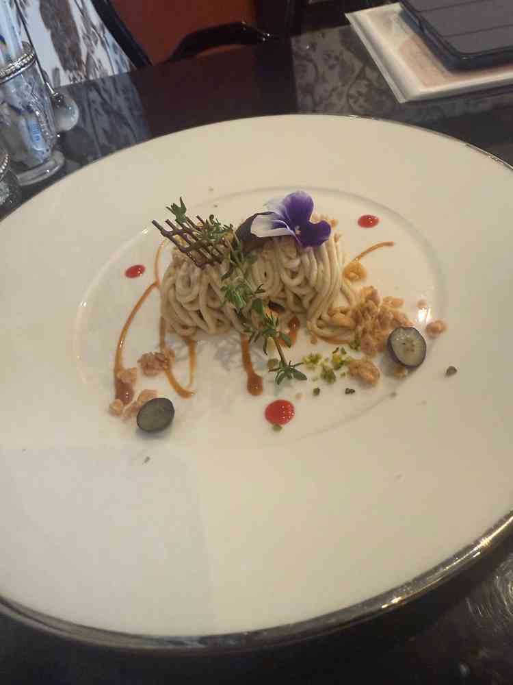 季節の食材を使用したスイーツ。彩りが良くとても美味しかったです。