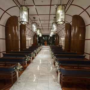 チャペル②参列者席のソファはクッション性が高く、ゆとりがありました。