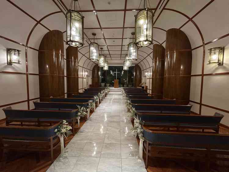 チャペル②参列者席のソファはクッション性が高く、ゆとりがありました。