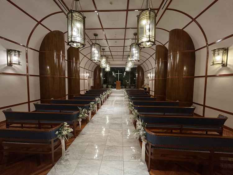 チャペル②参列者席のソファはクッション性が高く、ゆとりがありました。