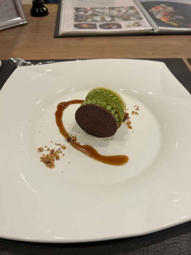 パリパリチョコ＆ホワイトチョコの間に抹茶のスポンジとクリームが挟まれており、食感も味も最高でした！