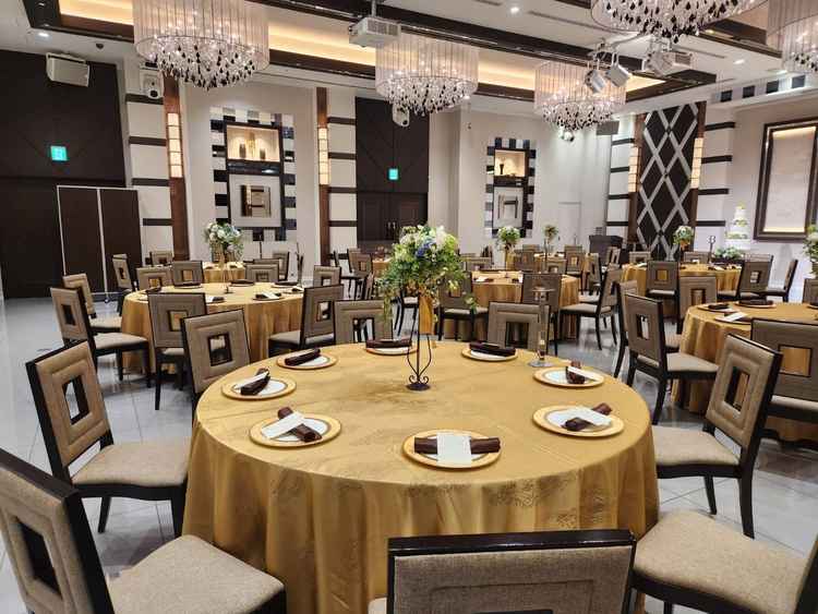 披露宴会場のゲストお席です。色の組み合わせもたくさんあるそうで、オリジナリティが出せそうと思いました