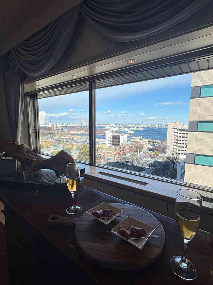 最上階の披露宴会場からはみなとみらいの景色が一望出来る。自然光が入り、とっても明るくオシャ空間。