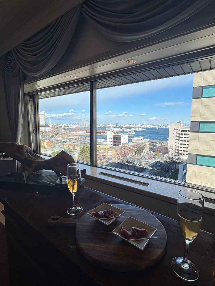 最上階の披露宴会場からはみなとみらいの景色が一望出来る。自然光が入り、とっても明るくオシャ空間。