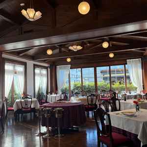 披露宴会場は3つから選択可能。全体的にアンティークな雰囲気で食事や会話をゆっくり楽しめる空間。