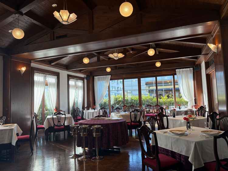 披露宴会場は3つから選択可能。全体的にアンティークな雰囲気で食事や会話をゆっくり楽しめる空間。