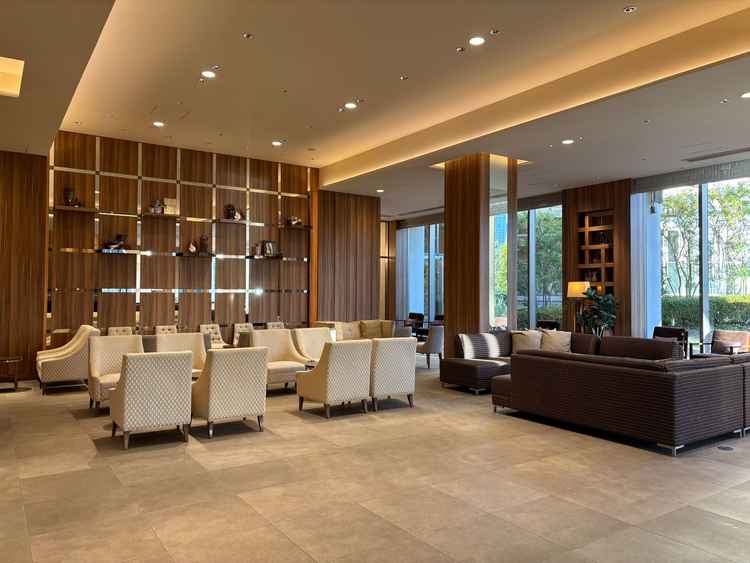 テラス:待合スペース。外にも出られる待合スペースで子どもも参加しやすそうです。