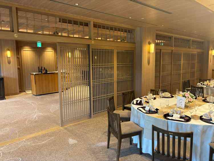 披露宴会場の一つ。前室は様々な使い方ができそう。入場前、格子越しにみる衣装が映えそうでとても良かった