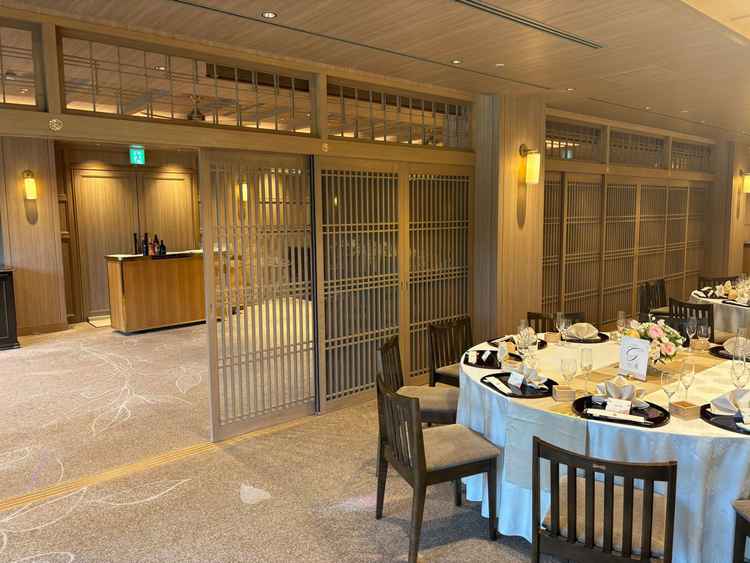 披露宴会場の一つ。前室は様々な使い方ができそう。入場前、格子越しにみる衣装が映えそうでとても良かった