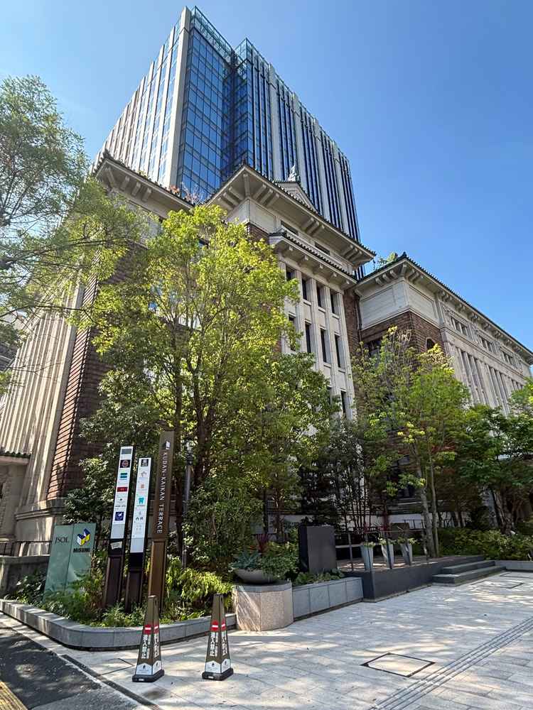 緑もある自然豊か、かつ歴史のある外観。