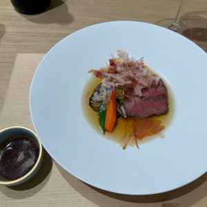 ダシの味が良く、年配の方でも食べやすい料理でした。ペアリングの飲み物も美味しい。