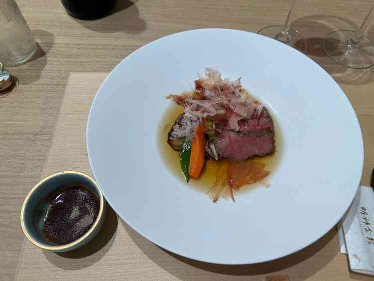 ダシの味が良く、年配の方でも食べやすい料理でした。ペアリングの飲み物も美味しい。