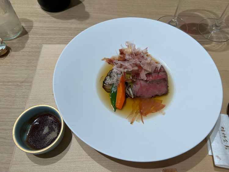 ダシの味が良く、年配の方でも食べやすい料理でした。ペアリングの飲み物も美味しい。