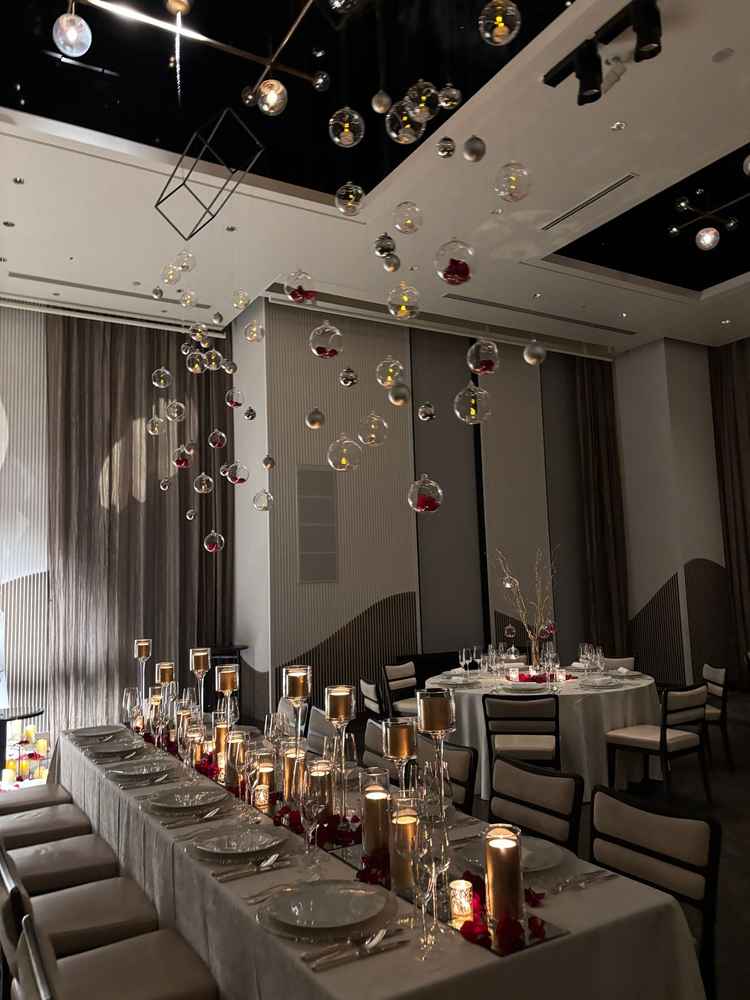 素敵な披露宴。自分の好きなように天井から装飾品をぶら下げたり、お花を選択できてとても綺麗です