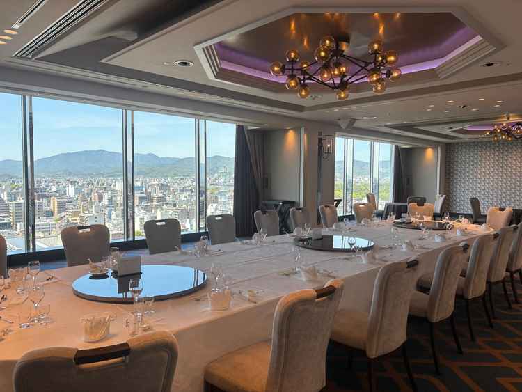 17階の披露宴会場の様子。自動で開かれるカーテンの外には京都の街を一望できる素晴らしい景色。