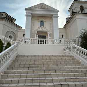 挙式後のアフターセレモニーを行う大階段。フラワーシャワーを行う際にも写真映えしそうに思いました。