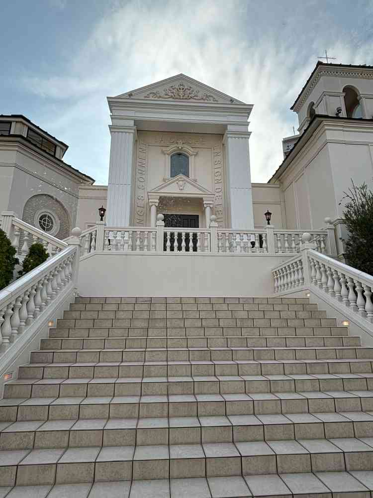 挙式後のアフターセレモニーを行う大階段。フラワーシャワーを行う際にも写真映えしそうに思いました。