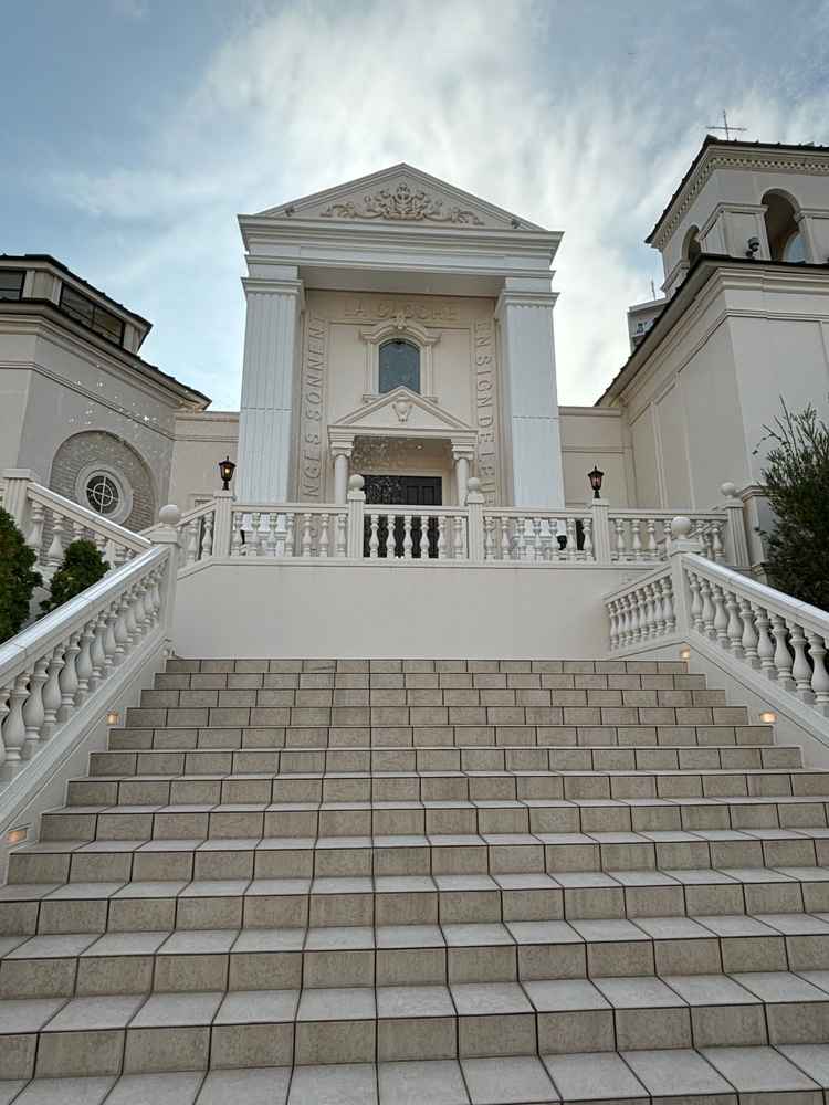 挙式後のアフターセレモニーを行う大階段。フラワーシャワーを行う際にも写真映えしそうに思いました。