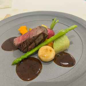 美しい盛り付けと濃厚なソースが高級感を漂わせました。試食でも温かい状態で提供されて美味しかったです。