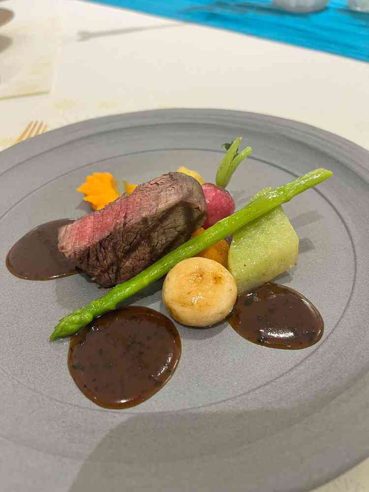 美しい盛り付けと濃厚なソースが高級感を漂わせました。試食でも温かい状態で提供されて美味しかったです。