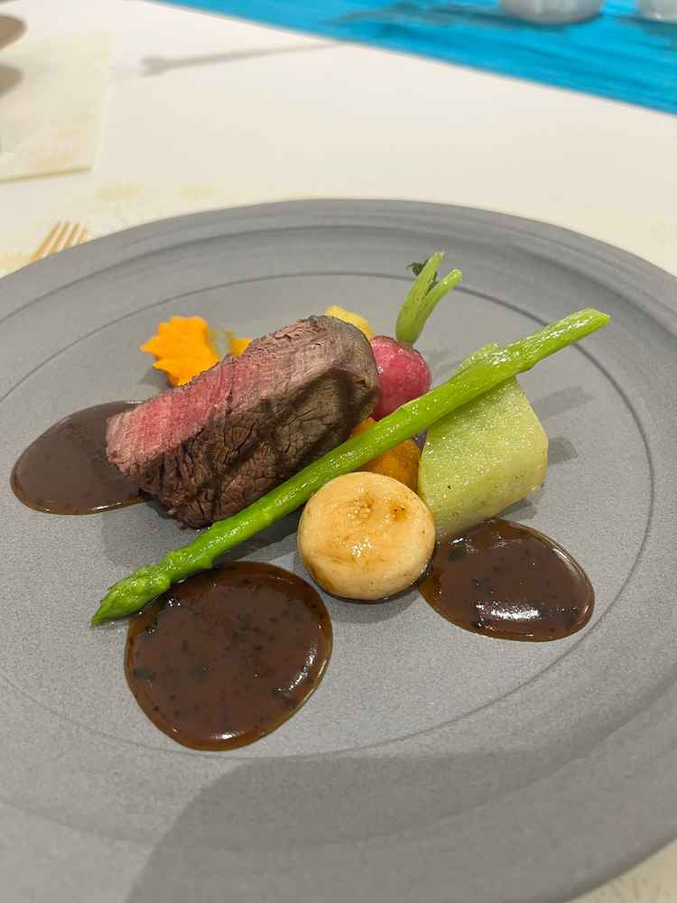 美しい盛り付けと濃厚なソースが高級感を漂わせました。試食でも温かい状態で提供されて美味しかったです。