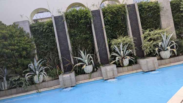 広い会場からは豪華なプールが見える