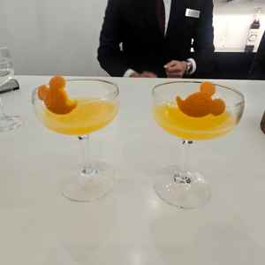 ウェルカムパーティで提供される生搾りオレンジジュース。ソフドリも充実していました。