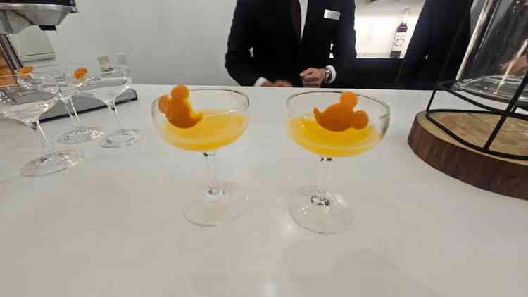 ウェルカムパーティで提供される生搾りオレンジジュース。ソフドリも充実していました。