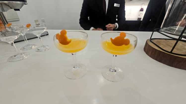 ウェルカムパーティで提供される生搾りオレンジジュース。ソフドリも充実していました。